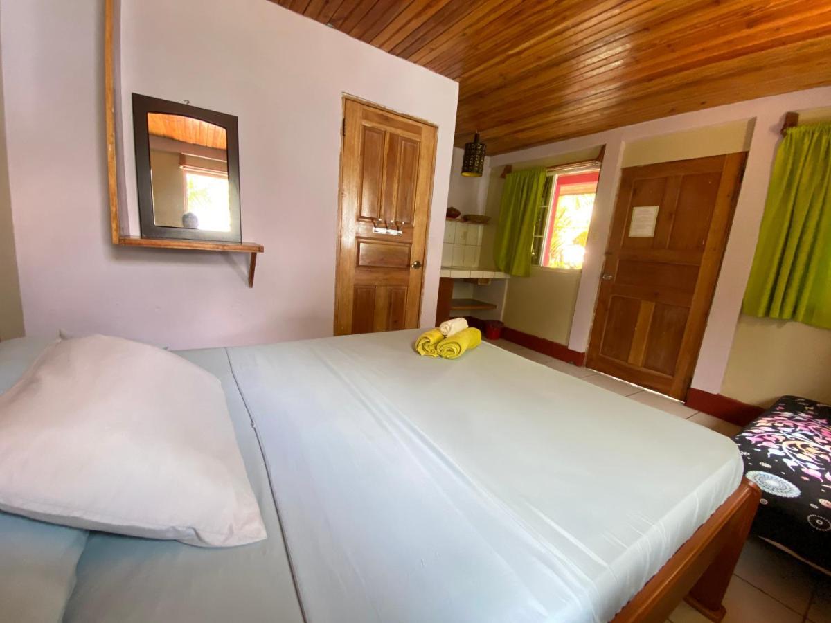 جزيرة ليتل كورن Las Palmeras Oceanview Hotel And Dive Center المظهر الخارجي الصورة