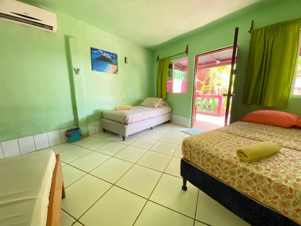 جزيرة ليتل كورن Las Palmeras Oceanview Hotel And Dive Center المظهر الخارجي الصورة