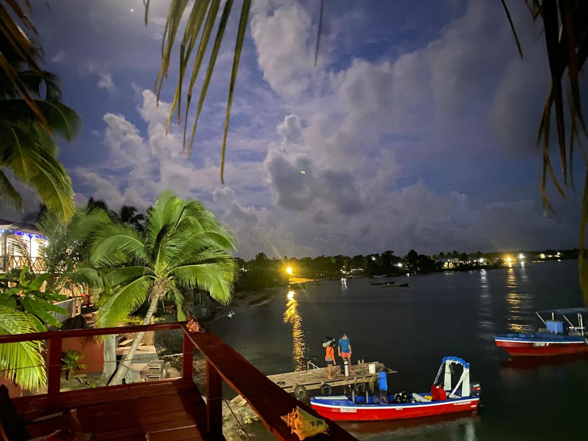 جزيرة ليتل كورن Las Palmeras Oceanview Hotel And Dive Center المظهر الخارجي الصورة
