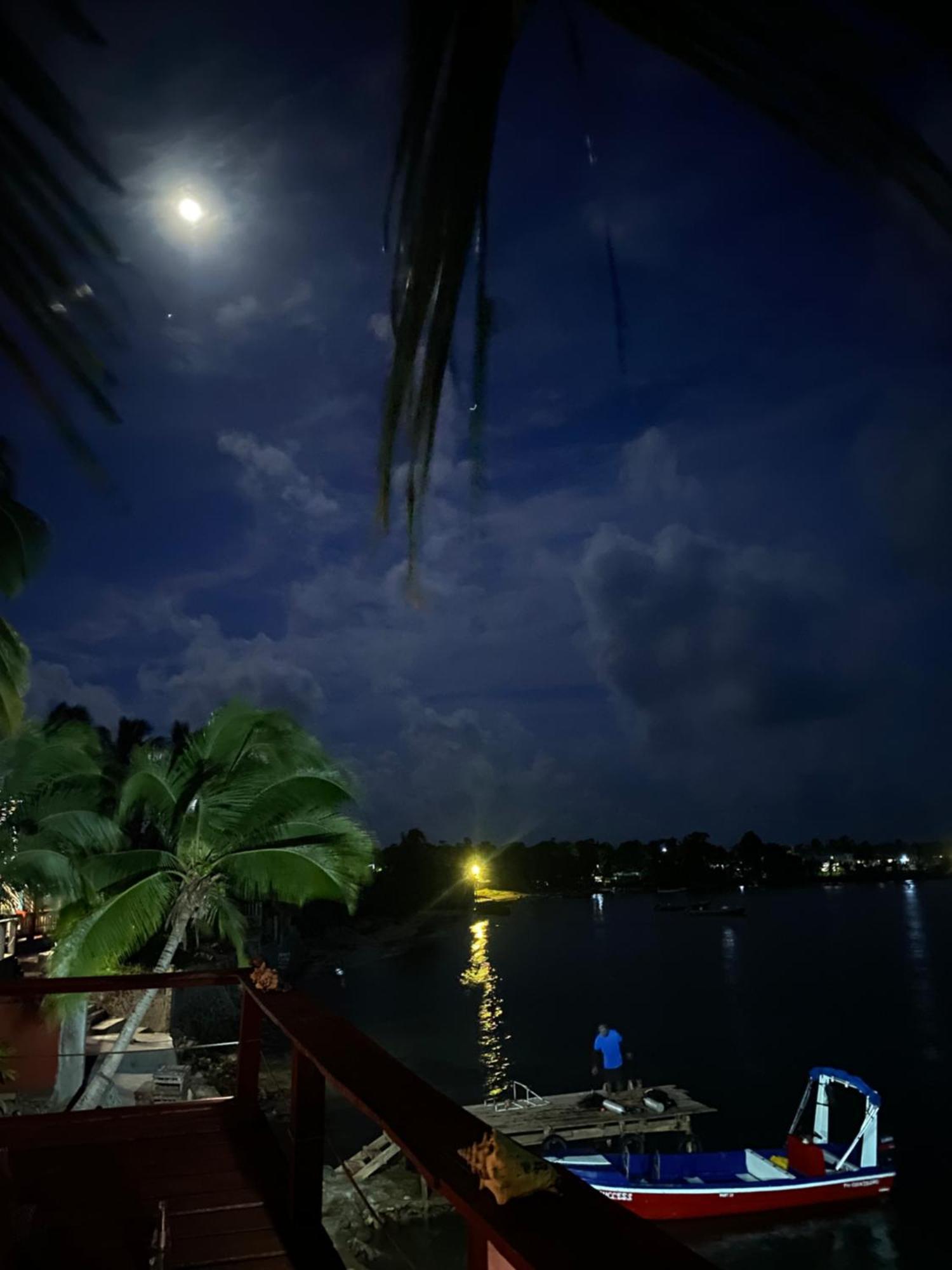 جزيرة ليتل كورن Las Palmeras Oceanview Hotel And Dive Center المظهر الخارجي الصورة