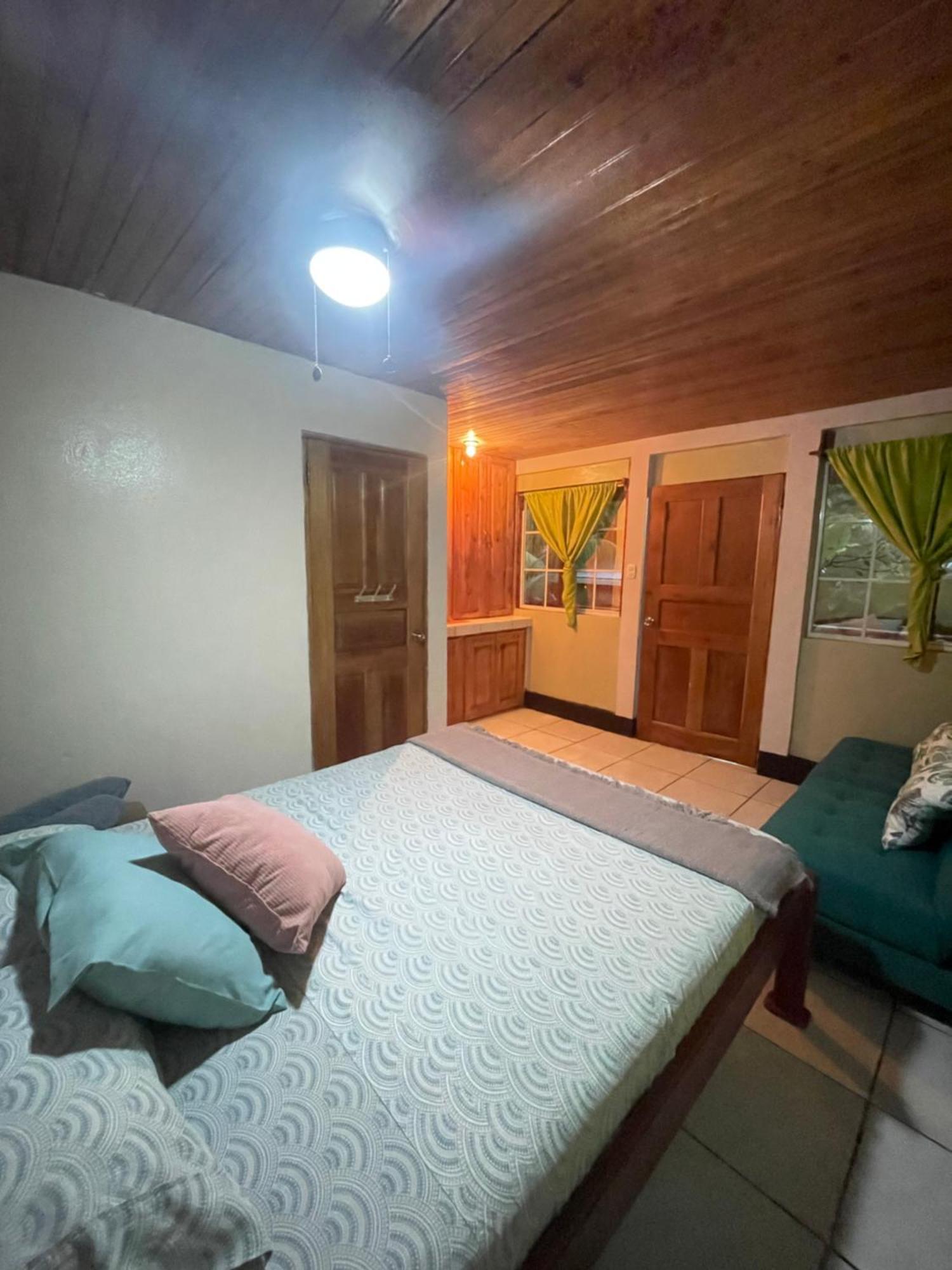 جزيرة ليتل كورن Las Palmeras Oceanview Hotel And Dive Center المظهر الخارجي الصورة